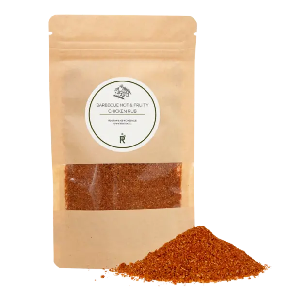 Das Bild zeigt einen Haufen Barbecue Hot & Fruity Chicken Rub vor einer Verpackung.