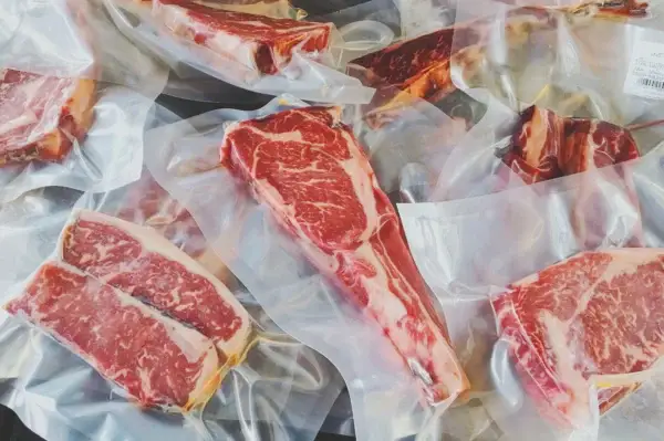 Auf dem Bild sieht man einen Haufen verschiedener roher Fleischsorten in Dry Aging Beutel eingeschweißt.