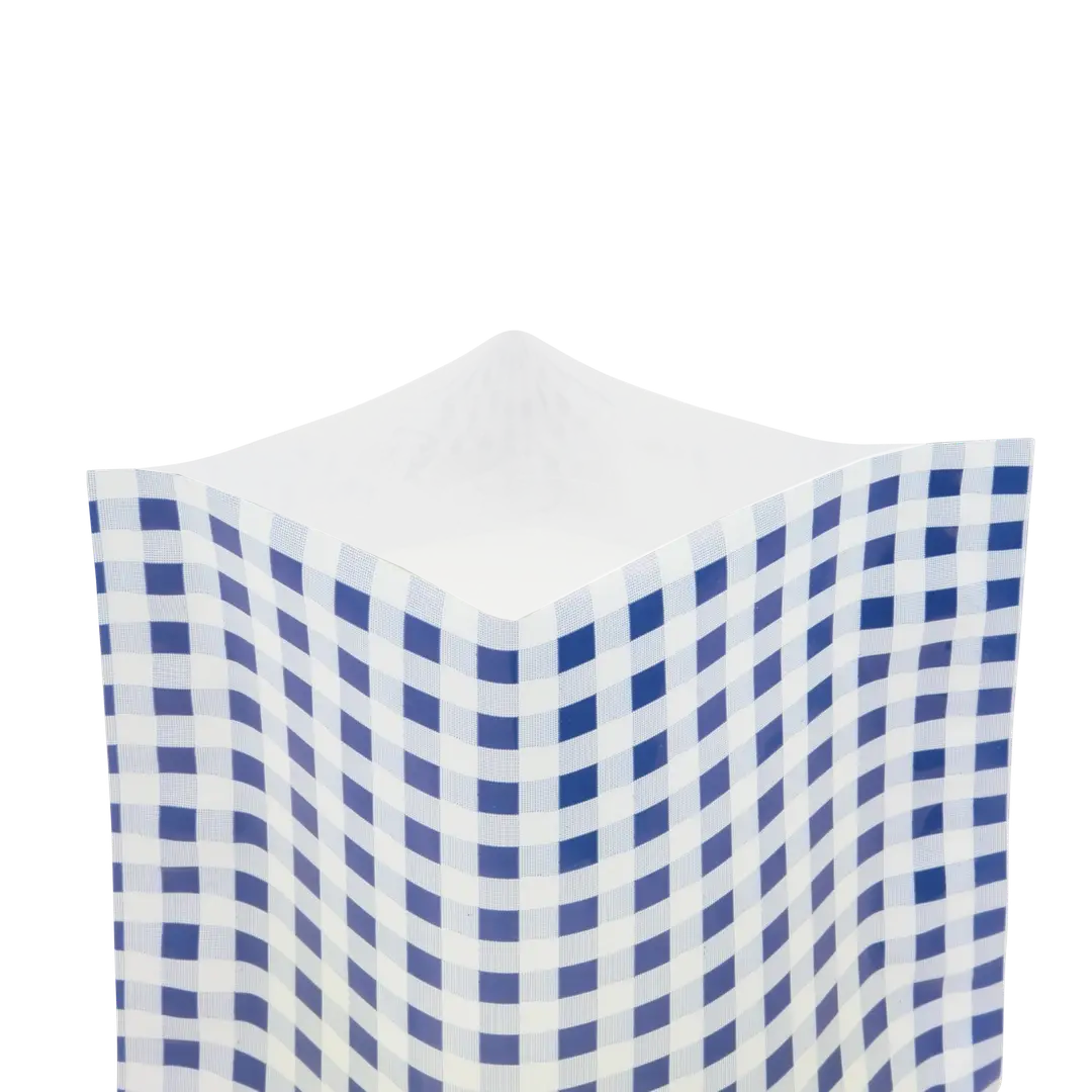 Auf dem Bild sieht man den Anschnitt eines glatten Vakuumbeutels mit blauem Karomotiv.