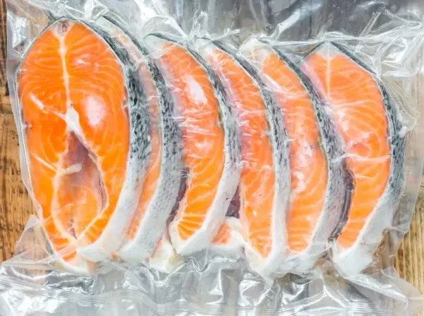 Das Bild zeigt 6 fischfiletstreifen jeweil einvakuumiert in glatten Kochbeuteln.